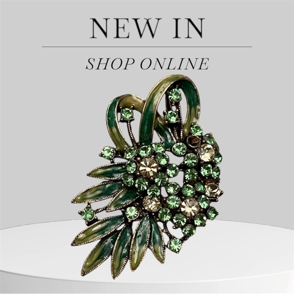 Vintage Green rhinestone brooch EUC vintage condition. One callout in listing